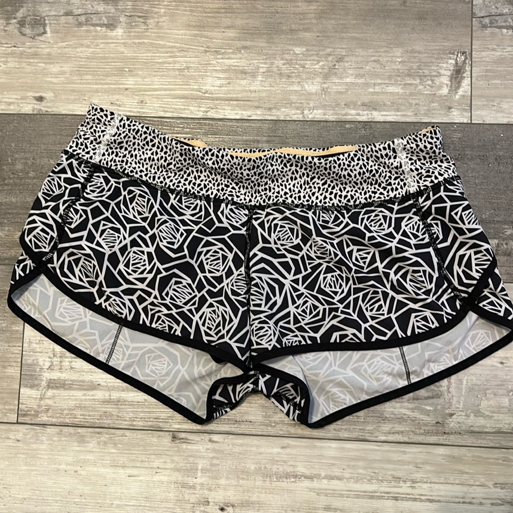 Lululemon Posey Low Rise 2.5” Speed Up Shorts